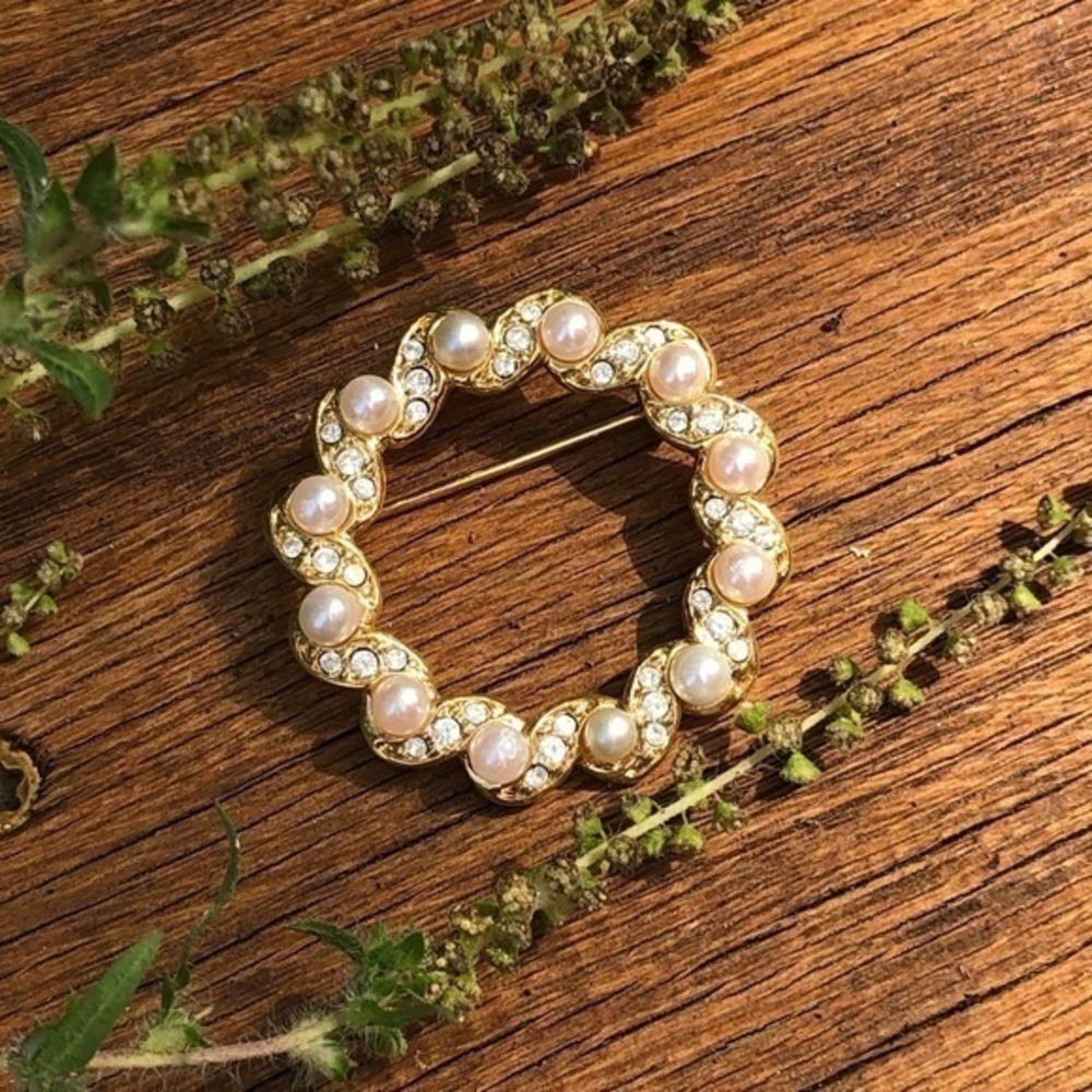 Stunning Pearl and Rhinestone Circle Brooch